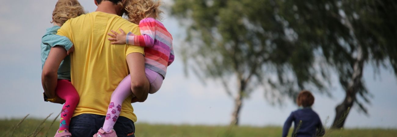 Beispielbild (Familie im Freien)